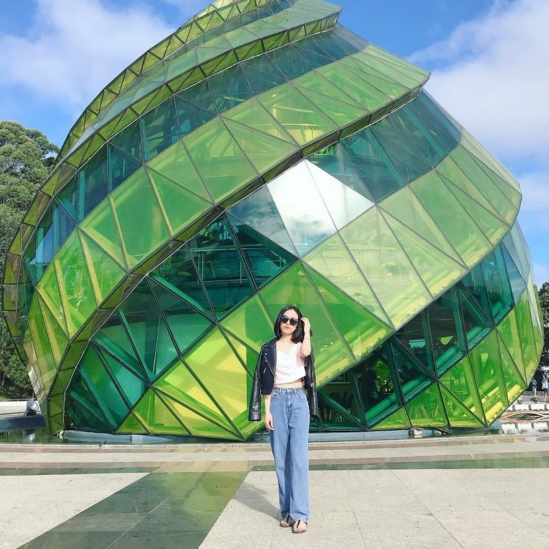 Characteristic glass sculpture in the shape of an artichoke